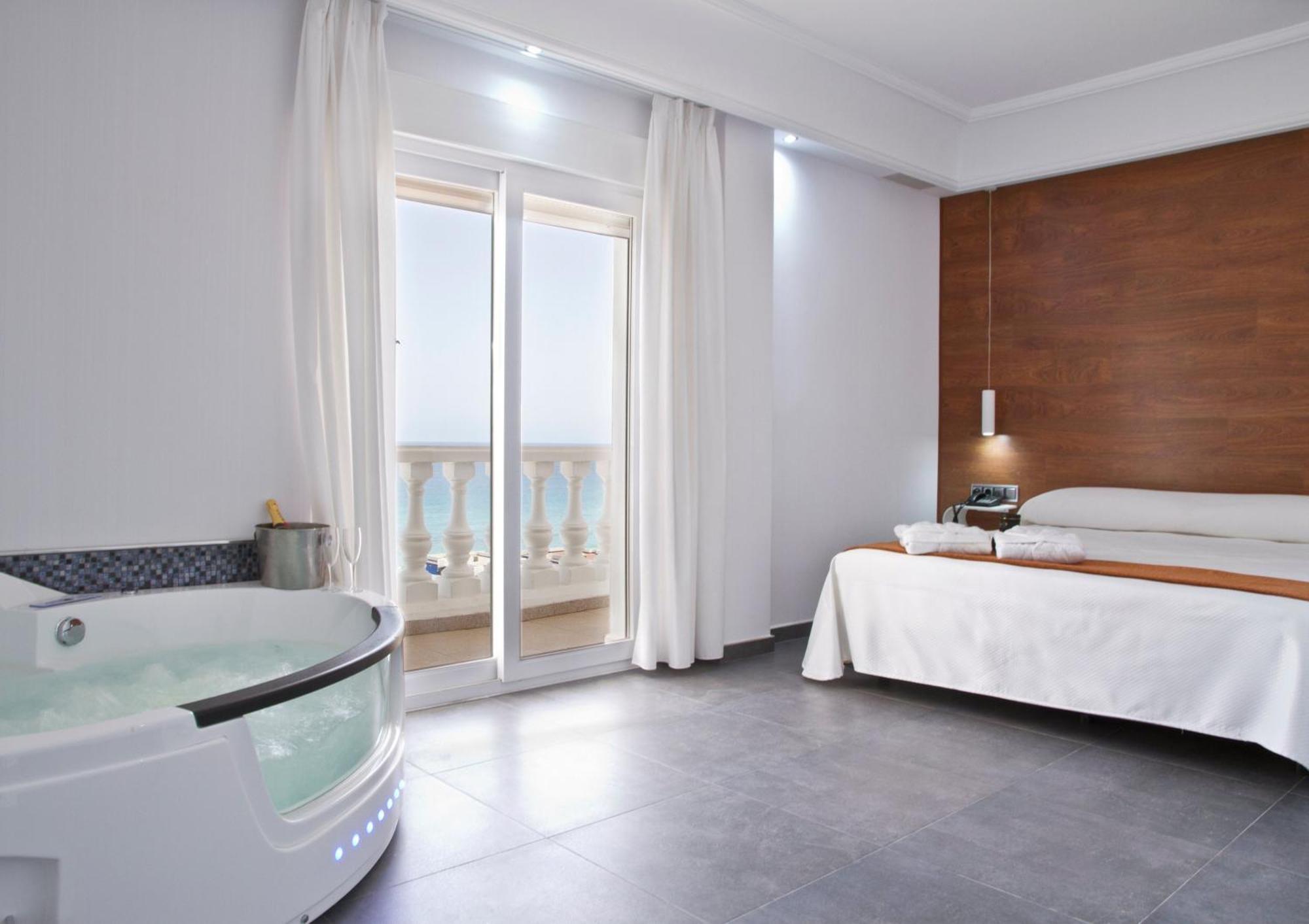 Delfines Hotel 4*